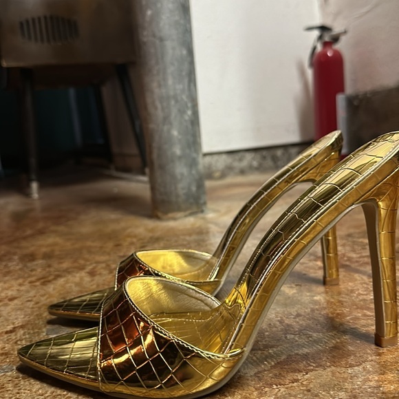 Gold imitation snake skin size nine - Picture 2 of 3
